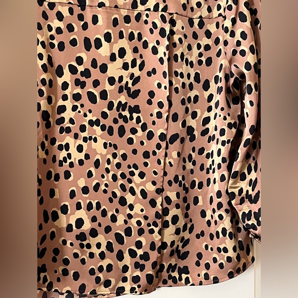 DR2 Designer Satin Tan and Black Pattern Print Blouse Women’s Size Large - Picture 3 of 16